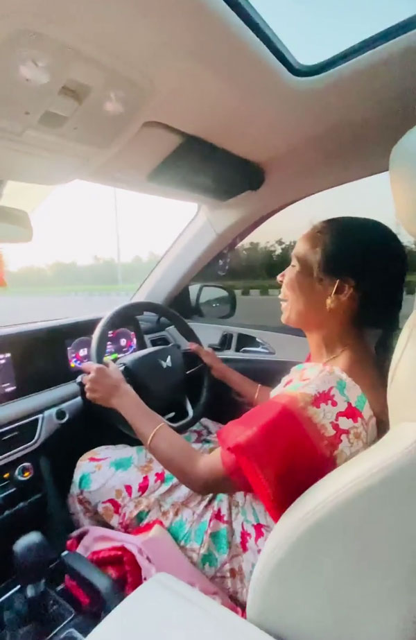 ತಾಯಿಗೆ ಕಾರನ್ನು ಓಡಿಸುವ ಆಸೆ: ಕನಸನ್ನು ನನಸಾಗಿಸಿ ಖುಷಿಯನ್ನು ಹಂಚಿಕೊಂಡ ಯುವಕ 