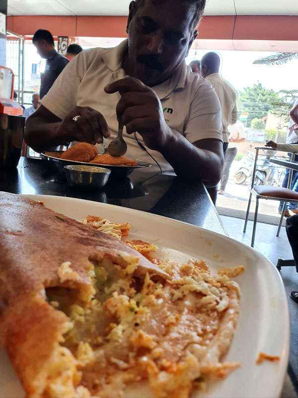 ಬೆಂಗಳೂರಿನ ಕ್ಯಾಬ್ ಚಾಲಕನಿಗೆ ಮನಸೋತ ಹೊರ ರಾಜ್ಯದ ಗ್ರಾಹಕ: ದೇಶಾದ್ಯಂತ ವೈರಲ್ ಆಗ್ತಿದ್ದಾನೆ ಕನ್ನಡಿಗ 