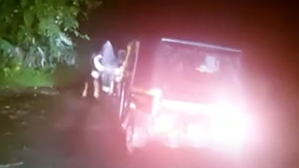 ಅಡ್ಡ ಬಂದ ಆಟೋವನ್ನು ಮೇಲಕ್ಕೆತ್ತಿ ನೆಲಕ್ಕೆ ಬಡಿದ ಕಾಡಮ್ಮೆ: ಭಯಾನಕ ವಿಡಿಯೋ ವೈರಲ್ 