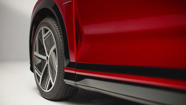 ಐಫೋನ್ ತಯಾರಕರಿಂದ ಅನಾವರಣವಾಯ್ತು 800 ಕಿ.ಮೀ ಮೈಲೇಜ್ ನೀಡುವ ಹೊಸ ಹ್ಯಾಚ್‌ಬ್ಯಾಕ್ 