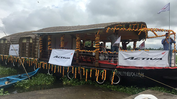 ಹೌಸ್ ಬೋಟ್‌ನಲ್ಲಿ ತೇಲುವ ಶೋರೂಂ ಆರಂಭಿಸಿದ ಹೋಂಡಾ ಮೋಟಾರ್‌ಸೈಕಲ್ 