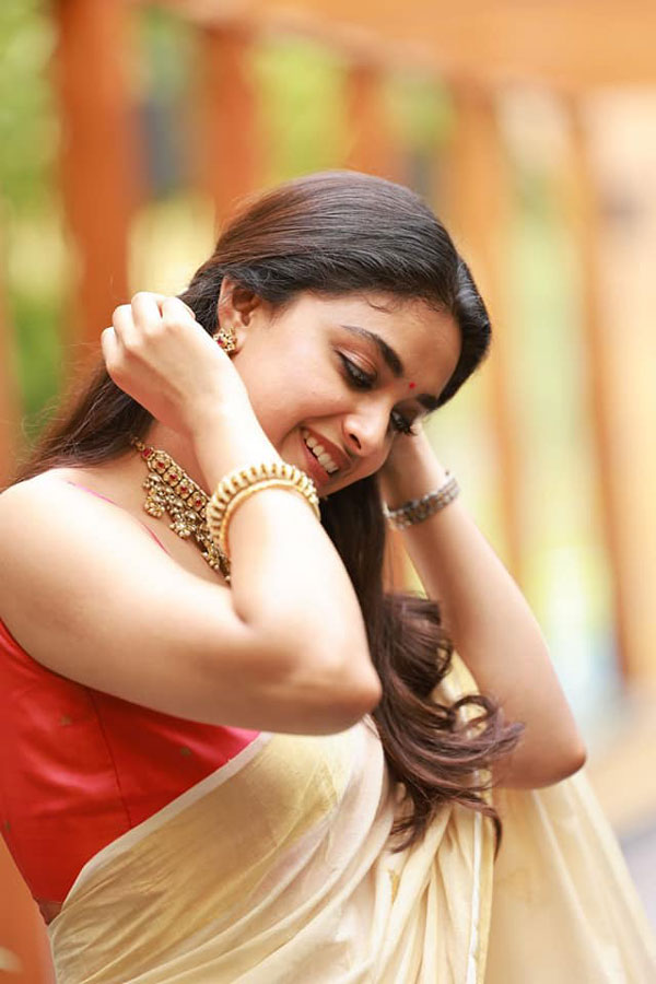 ದಸರಾ ಹಬ್ಬಕ್ಕೆ ಕೋಟಿ ಬೆಲೆಯ BMW X7 ಕಾರು ಖರೀದಿಸಿದ ಬಹುಭಾಷಾ ನಟಿ ಕೀರ್ತಿ ಸುರೇಶ್ 