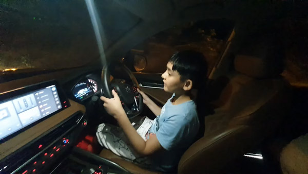 ಅಪ್ರಾಪ್ತ ಮಗನ ಪಕ್ಕದಲ್ಲೇ ಕುಳಿತು ಕಾರು ಓಡಿಸುತ್ತಿದ್ದರೇ ವಿಡಿಯೋ ಮಾಡಿ ಹಂಚಿಕೊಂಡ ತಂದೆ: ಇದು ಸರಿಯೇ?