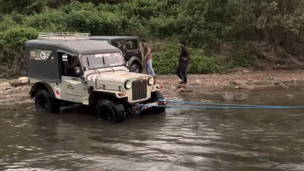 ವಿದೇಶಿ ಕಾರಿಗೆ ಸ್ವದೇಶಿ ಕಾರು ಟಕ್ಕರ್: ನದಿಯಲ್ಲಿ ಸಿಲುಕಿದ್ದ ಹಮ್ಮರ್ ಕಾರನ್ನು ಎಳೆತಂದ ಮೇಜರ್ 