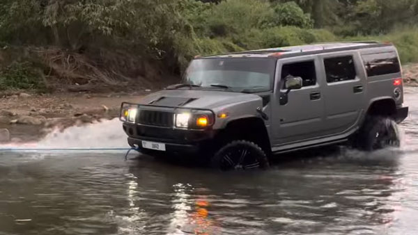 ವಿದೇಶಿ ಕಾರಿಗೆ ಸ್ವದೇಶಿ ಕಾರು ಟಕ್ಕರ್: ನದಿಯಲ್ಲಿ ಸಿಲುಕಿದ್ದ ಹಮ್ಮರ್ ಕಾರನ್ನು ಎಳೆತಂದ ಮೇಜರ್ 