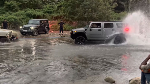 ವಿದೇಶಿ ಕಾರಿಗೆ ಸ್ವದೇಶಿ ಕಾರು ಟಕ್ಕರ್: ನದಿಯಲ್ಲಿ ಸಿಲುಕಿದ್ದ ಹಮ್ಮರ್ ಕಾರನ್ನು ಎಳೆತಂದ ಮೇಜರ್ 