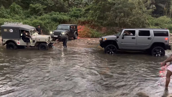 ವಿದೇಶಿ ಕಾರಿಗೆ ಸ್ವದೇಶಿ ಕಾರು ಟಕ್ಕರ್: ನದಿಯಲ್ಲಿ ಸಿಲುಕಿದ್ದ ಹಮ್ಮರ್ ಕಾರನ್ನು ಎಳೆತಂದ ಮೇಜರ್ 