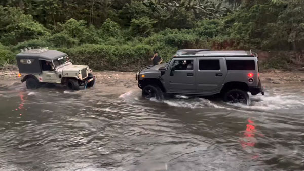 ವಿದೇಶಿ ಕಾರಿಗೆ ಸ್ವದೇಶಿ ಕಾರು ಟಕ್ಕರ್: ನದಿಯಲ್ಲಿ ಸಿಲುಕಿದ್ದ ಹಮ್ಮರ್ ಕಾರನ್ನು ಎಳೆತಂದ ಮೇಜರ್ 