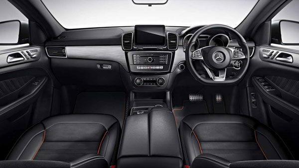 ಅಣ್ಣ ಸೈಲೆಂಟ್, ತಂಗಿ ಹಾಟ್: ದುಬಾರಿ ಮರ್ಸಿಡಿಸ್ ಕಾರಿನಲ್ಲಿ ಕಾಣಿಸಿಕೊಂಡ ಶಾರುಕ್ ಮಕ್ಕಳು