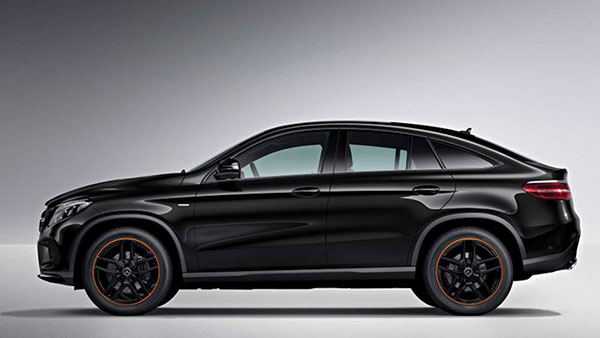 ಅಣ್ಣ ಸೈಲೆಂಟ್, ತಂಗಿ ಹಾಟ್: ದುಬಾರಿ ಮರ್ಸಿಡಿಸ್ ಕಾರಿನಲ್ಲಿ ಕಾಣಿಸಿಕೊಂಡ ಶಾರುಕ್ ಮಕ್ಕಳು