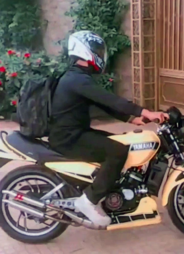 ಹೆಗಲಿಗೊಂದು ಬ್ಯಾಗ್, ತಲೆಗೊಂದು ಹೆಲ್ಮೆಟ್ ಹಾಕೊಂಡು ಜಾಲಿ ರೈಡ್: ಈ ಫೇಮಸ್ ಕ್ರಿಕೆಟರ್ ಯಾರು?