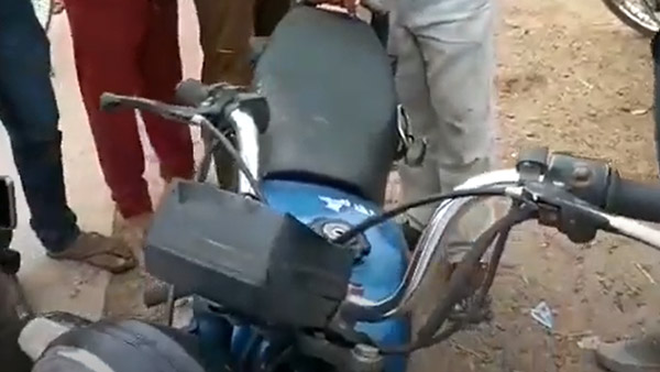 ಮಳೆಗಾಲದಲ್ಲಿ ಎಚ್ಚರವಿರಲಿ: ಹುತ್ತವನ್ನು ಬಿಟ್ಟು ಬೈಕ್ ಸ್ಪೀಡೋಮೀಟರ್ ಸೇರಿದ ನಾಗರ ಹಾವು 