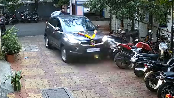 ಡ್ರೈವಿಂಗ್ ಬಾರದಿದ್ದರೂ ಕಾರು ಖರೀದಿಸಿ ಡೆಲಿವರಿ ಪಡೆದ ದಿನವೇ ಹತ್ತು ಬೈಕ್‌ಗಳಿಗೆ ಡಿಕ್ಕಿ