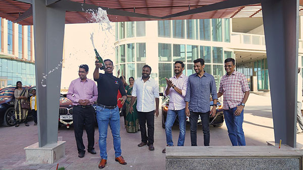 ಮಾಲೀಕ ಅಂದ್ರೆ ಹೀಗಿರ್ಬೇಕು ನೋಡಿ: 1.2 ಕೋಟಿ ರೂ. ಮೌಲ್ಯದ ಕಾರು, ಬೈಕ್‌ಗಳನ್ನು ಹಂಚಿದ ಹೃದಯವಂತ