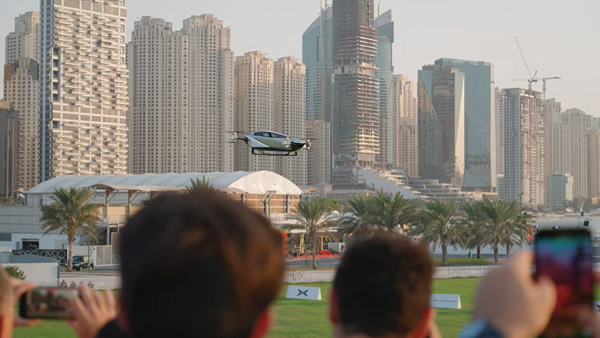 ದುಬೈನಲ್ಲಿ ಮಿಂಚಿದ ವಿಶ್ವದ ಮೊದಲ ಎಲೆಕ್ಟ್ರಿಕ್ ಫ್ಲೈಯಿಂಗ್ ಕಾರ್: ಶೀಘ್ರದಲ್ಲೇ ಮಾರುಕಟ್ಟೆಗೆ