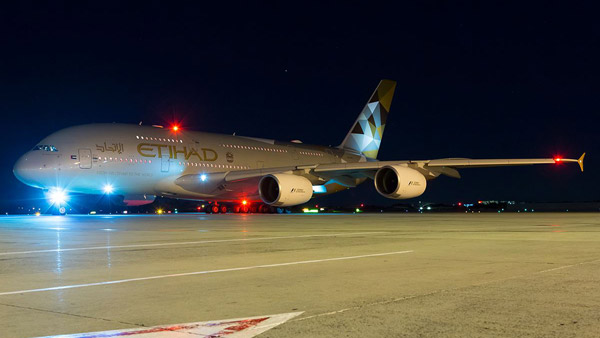 ರಸ್ತೆಯಲ್ಲಿ ಸಾಗುತ್ತಿದೆ ಬೃಹತ್‌ ವಿಮಾನ... ಅಪರೂಪದ ದೃಶ್ಯನೋಡಲು ಜನ ಕ್ಯೂ...