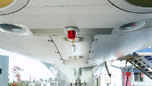 ರಸ್ತೆಯಲ್ಲಿ ಸಾಗುತ್ತಿದೆ ಬೃಹತ್‌ ವಿಮಾನ... ಅಪರೂಪದ ದೃಶ್ಯನೋಡಲು ಜನ ಕ್ಯೂ...