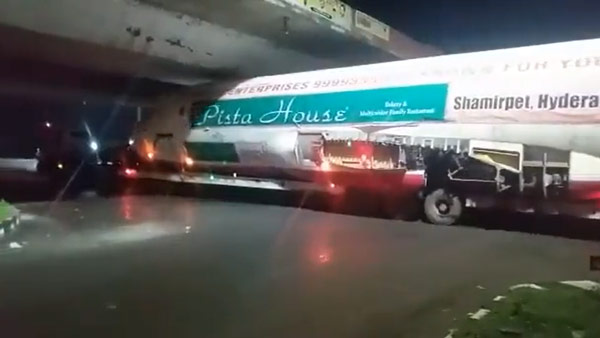 ಟ್ರಕ್‌ನಲ್ಲಿ ಸಾಗಿಸುವಾಗ ಸೇತುವೆಯ ಕೆಳಗೆ ಸಿಲುಕಿಕೊಂಡ ವಿಮಾನ