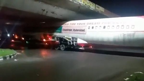 ಟ್ರಕ್‌ನಲ್ಲಿ ಸಾಗಿಸುವಾಗ ಸೇತುವೆಯ ಕೆಳಗೆ ಸಿಲುಕಿಕೊಂಡ ವಿಮಾನ