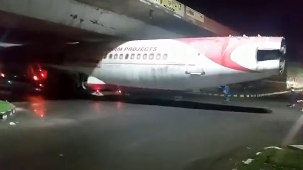 ಟ್ರಕ್‌ನಲ್ಲಿ ಸಾಗಿಸುವಾಗ ಸೇತುವೆಯ ಕೆಳಗೆ ಸಿಲುಕಿಕೊಂಡ ವಿಮಾನ