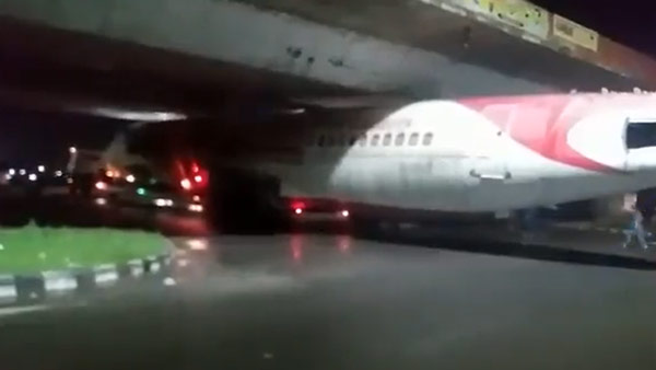 ಟ್ರಕ್‌ನಲ್ಲಿ ಸಾಗಿಸುವಾಗ ಸೇತುವೆಯ ಕೆಳಗೆ ಸಿಲುಕಿಕೊಂಡ ವಿಮಾನ