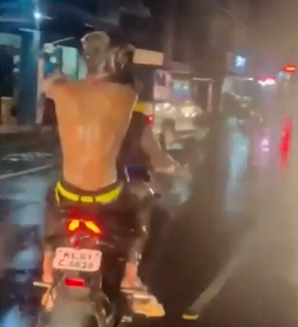 ಮನೆಯಲ್ಲಿ ಸ್ನಾನ ಕಾಮನ್, ಬೈಕ್‌ನಲ್ಲಿ ಸ್ನಾನ ಡಿಫರೆಂಟ್...ವಿಡಿಯೋ ವೈರಲ್...ಕೊನೆಗೆ ಸೇರಿದ್ರು ಜೈಲ್ 