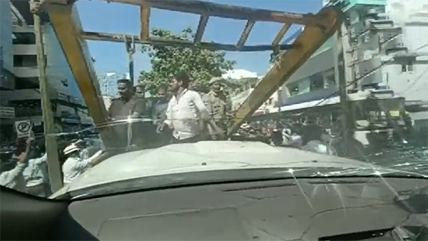 ನಾಯಕಿ ಕಾರಿನಲ್ಲಿರುವಾಗಲೇ ಎತ್ತಾಕೊಂಡು ಹೋದ ಪೊಲೀಸರು