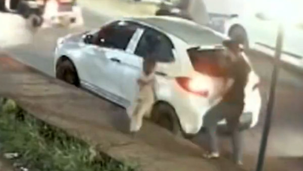 ಕಾರಿಗೆ ಒರಗಿ ನಿಂತಿದ್ದಕ್ಕೆ ಬಲೂನ್ ಮಾರುವ ಮಗುವನ್ನು ಜಾಡಿಸಿ ಒದ್ದ ವ್ಯಕ್ತಿ: ವಿಡಿಯೋ ವೈರಲ್, ಶಿಹಶಾದ್ ಬಂಧನ