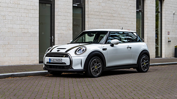 ಹೊಸ ಸ್ಟೈಲಿಂಗ್‌ನೊಂದಿಗೆ ಮಿನಿ ಕೂಪರ್ SE ರೆಸೊಲ್ಯೂಟ್ ಇವಿ ಕಾರು ಬಿಡುಗಡೆ 