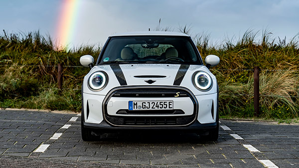 ಹೊಸ ಸ್ಟೈಲಿಂಗ್‌ನೊಂದಿಗೆ ಮಿನಿ ಕೂಪರ್ SE ರೆಸೊಲ್ಯೂಟ್ ಇವಿ ಕಾರು ಬಿಡುಗಡೆ 