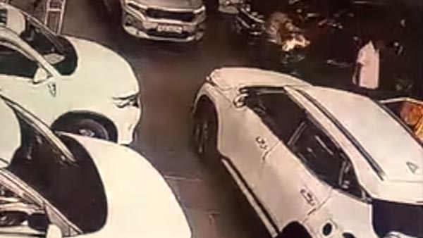 ಪದೆ ಪದೇ ಎಂಜಿನ್ ಸಮಸ್ಯೆ, ಪ್ರತಿಕ್ರಿಯಿಸದ ಸಿಬ್ಬಂದಿ: ಶೋ ರೂಮ್‌ನಲ್ಲೇ ಕಿಯಾ ಕಾರಿಗೆ ಬೆಂಕಿಯಿಟ್ಟ ಮಾಲೀಕ 