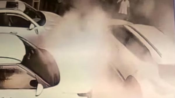 ಪದೆ ಪದೇ ಎಂಜಿನ್ ಸಮಸ್ಯೆ, ಪ್ರತಿಕ್ರಿಯಿಸದ ಸಿಬ್ಬಂದಿ: ಶೋ ರೂಮ್‌ನಲ್ಲೇ ಕಿಯಾ ಕಾರಿಗೆ ಬೆಂಕಿಯಿಟ್ಟ ಮಾಲೀಕ 