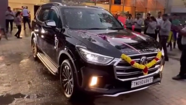 ಸುಂದರ ಪತ್ನಿಗೆ ಅದ್ಬುತ ಕಾರನ್ನು ಉಡುಗೊರೆಯಾಗಿ ನೀಡಿ ಮತ್ತೊಮ್ಮೆ ವೈರಲ್ ಆದ ನಿರ್ಮಾಪಕ 