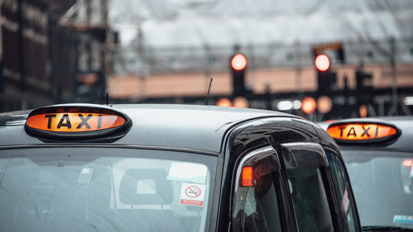 ಕ್ಯಾಬ್‌ನಲ್ಲಿ ಜನಿಸಿದ ಮಗು: ಕಾರು ಗಲೀಜಾಗಿದೆಯೆಂದು ತಾಯಿಗೆ 3 ಪಟ್ಟು ಹೆಚ್ಚಿನ ಶುಲ್ಕ ವಿಧಿಸಿದ ಟ್ಯಾಕ್ಸಿ ಕಂಪನಿ 