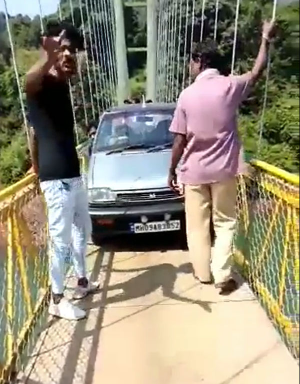 ಗುಜರಾತ್​ ದುರಂತ ಕಣ್ಮುಂದೆ ಇರುವಾಗಲೇ ಉತ್ತರ ಕನ್ನಡದಲ್ಲಿ ತೂಗು ಸೇತುವೆ ಮೇಲೆ ಕಾರು ಚಲಾಯಿಸಿ ಹುಚ್ಚಾಟ