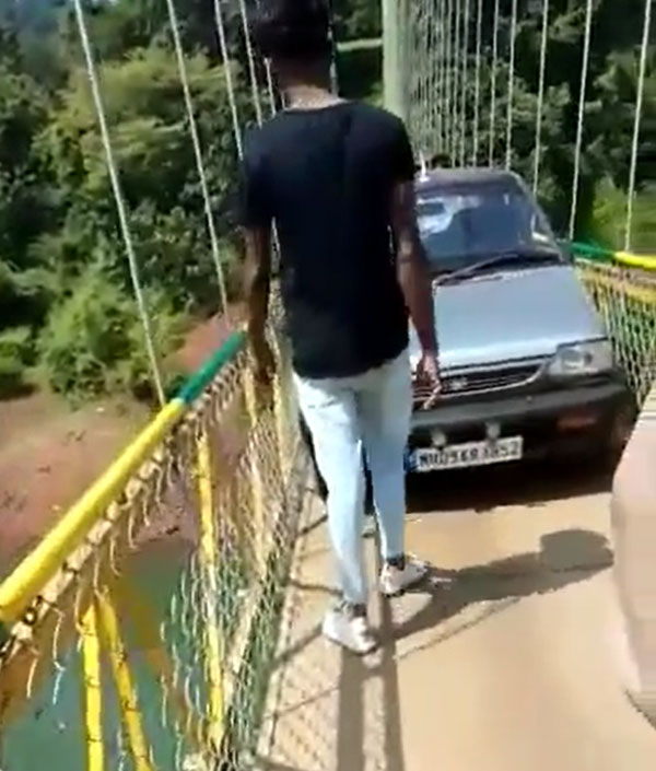 ಗುಜರಾತ್​ ದುರಂತ ಕಣ್ಮುಂದೆ ಇರುವಾಗಲೇ ಉತ್ತರ ಕನ್ನಡದಲ್ಲಿ ತೂಗು ಸೇತುವೆ ಮೇಲೆ ಕಾರು ಚಲಾಯಿಸಿ ಹುಚ್ಚಾಟ