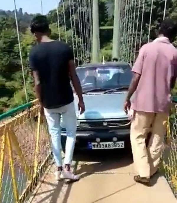 ಗುಜರಾತ್​ ದುರಂತ ಕಣ್ಮುಂದೆ ಇರುವಾಗಲೇ ಉತ್ತರ ಕನ್ನಡದಲ್ಲಿ ತೂಗು ಸೇತುವೆ ಮೇಲೆ ಕಾರು ಚಲಾಯಿಸಿ ಹುಚ್ಚಾಟ