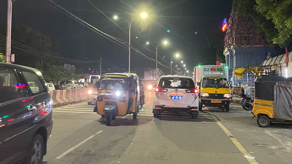 ಪೊಲೀಸ್ ಕಾರುಗಳಿಗೆ ವಿಶೇಷ ಪರ್ಮಿಟ್ ಇದೆಯೇ? ಸಾಕ್ಷ್ಯ ಸಮೇತ ಪ್ರಶ್ನಿಸಿ ಬೆವರಿಳಿಸಿದ ಯುವಕ 