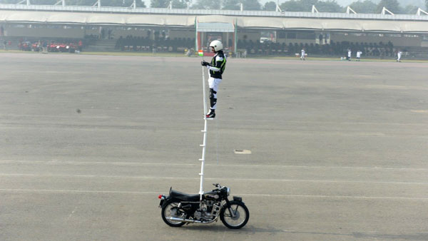 ರಾಯಲ್ ಎನ್‌ಫೀಲ್ಡ್ ಬೈಕ್ ಬಳಸಿಕೊಂಡು ವಿಶ್ವ ದಾಖಲೆ ಮಾಡಿದ ಯೋಧರು