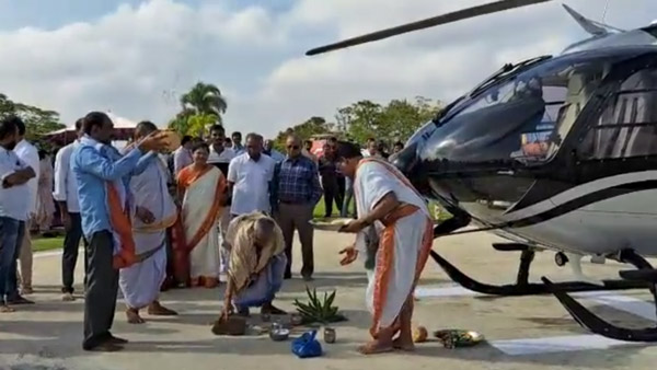 ಬರೋಬ್ಬರಿ 47 ಕೋಟಿ ರೂ. ಹೆಲಿಕಾಪ್ಟರ್ ದೇವಸ್ಥಾನಕ್ಕೆ ಕೊಂಡೊಯ್ದು ಪೂಜೆ ನೆರವೇರಿಸಿದ ಉದ್ಯಮಿ