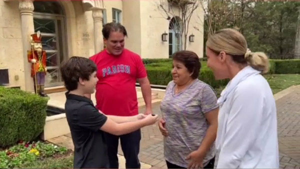 ವೈರಲ್ ವಿಡಿಯೋ: ಕೆಲಸದಾಕೆಗೆ ಹ್ಯುಂಡೈ ಎಲಂಟ್ರಾ ಕಾರನ್ನು ಗಿಫ್ಟ್ ನೀಡಿ ಅಚ್ಚರಿಗೊಳಿಸಿದ ಮನೆ ಮಾಲೀಕ! 