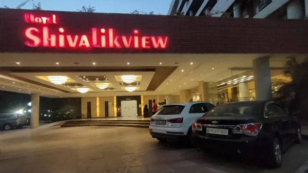 ಉದ್ಯಮಿಗಳ ಐಷಾರಾಮಿ ಕಾರು ಹರಾಜಿಗಿಟ್ಟ ಹೋಟೆಲ್‌