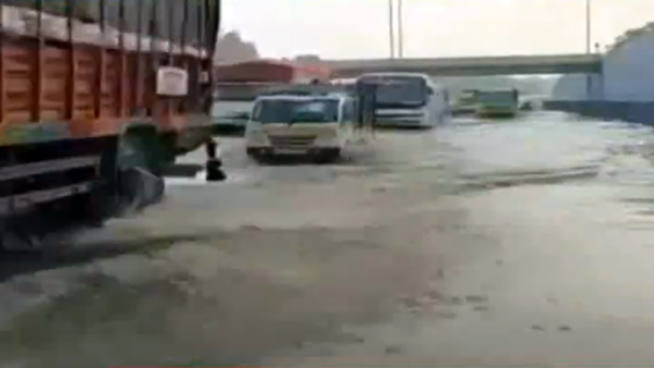 ಲೋಕಾರ್ಪಣೆಗೊಂಡು 6 ದಿನಕ್ಕೆ ಮೈಸೂರು-ಬೆಂಗಳೂರು ಎಕ್ಸ್‌ಪ್ರೆಸ್‌ ವೇ ಜಲಾವೃತ: ಕೆಟ್ಟುನಿಂತ ವಾಹನಗಳು.. ಅಪಘಾತ 