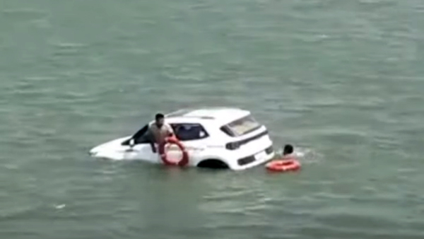 ನದಿಯಲ್ಲಿ ಮುಳುಗುತ್ತಿದ್ದ ಸೈನಿಕನ ಕಾರನ್ನು ರಕ್ಷಿಸಿದ ಸ್ಥಳೀಯರು