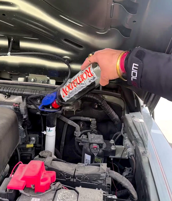 ವಿಂಡ್‌ಶೀಲ್ಡ್ ವೈಪರ್‌ಗಾಗಿ ವೋಡ್ಕಾ ಸುರಿದ ಮಹೀಂದ್ರಾ ಥಾರ್ ಮಾಲೀಕ