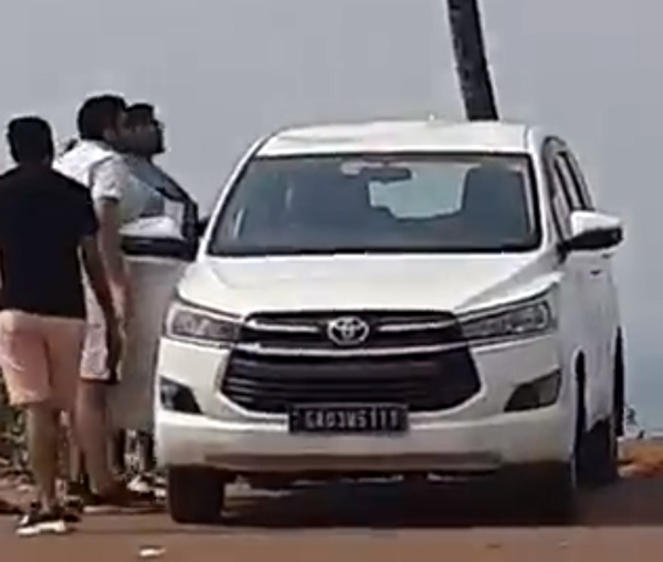 ಇನೋವಾ ಕಾರಿನ ಮೇಲೆ ಕುಳಿತ ಕೂಡಲೇ ರೂಫ್ ಜಖಂ