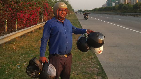 helmet man of India ಮನೆ ಮಾರಿ ಉಚಿತ ಹೆಲ್ಮೆಟ್ ಹಂಚಿಕೆ... ಸೆಲಿಬ್ರಿಟಿಗಳು ಮೆಚ್ಚಿದ್ರಷ್ಟೇ ಕಷ್ಟಕ್ಕಾಗಲಿಲ್ಲ! 