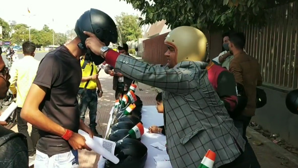 helmet man of India ಮನೆ ಮಾರಿ ಉಚಿತ ಹೆಲ್ಮೆಟ್ ಹಂಚಿಕೆ... ಸೆಲಿಬ್ರಿಟಿಗಳು ಮೆಚ್ಚಿದ್ರಷ್ಟೇ ಕಷ್ಟಕ್ಕಾಗಲಿಲ್ಲ! 