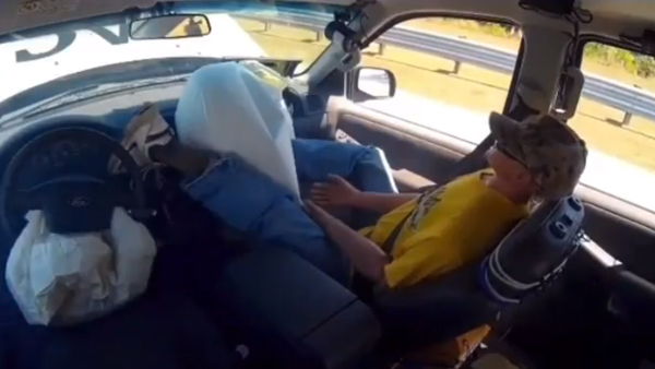 Viral video: This is a situation if you put your foot on the dashboard while traveling