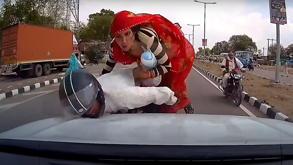 ಅಡ್ಡಾದಿಡ್ಡಿ ನುಗ್ಗಿ ಕಾರಿನ ಬಾನೆಟ್ ಮೇಲೆ ಅಪ್ಪಳಿಸಿದ ದಂಪತಿ... ಬೆಚ್ಚಿಬೀಳಿಸುವ ವಿಡಿಯೋ ವೈರಲ್ 